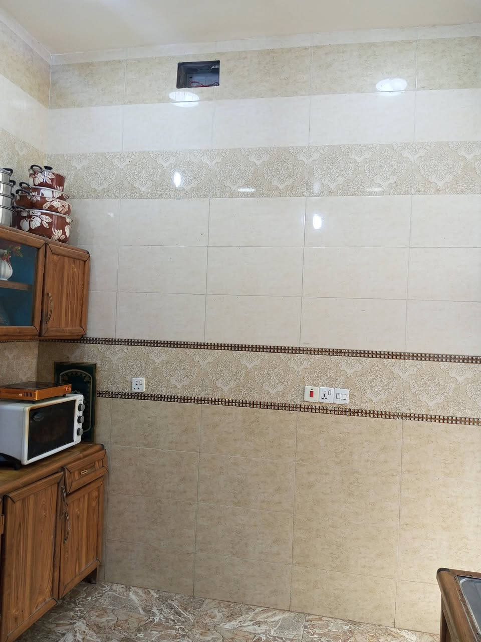 سلام عليكم.
بيت للبيع ....طابقين
 واجهيه 10م
مساحه 100م. مربع بطن ركن شارع 15
العنوان .حي الموظفين 8000
البيت يحتوي على استقبال .مطبخ .غرفه نوم.صاله .صحيات. طابق ارضي
طابق ثاني.غرفه نوم .صاله.صحيات .///استقبال .مطبخ. بناء  السقف  خدمات ماء. تبليط .مجاري.. علما مطلوب اسكان.......
***********
