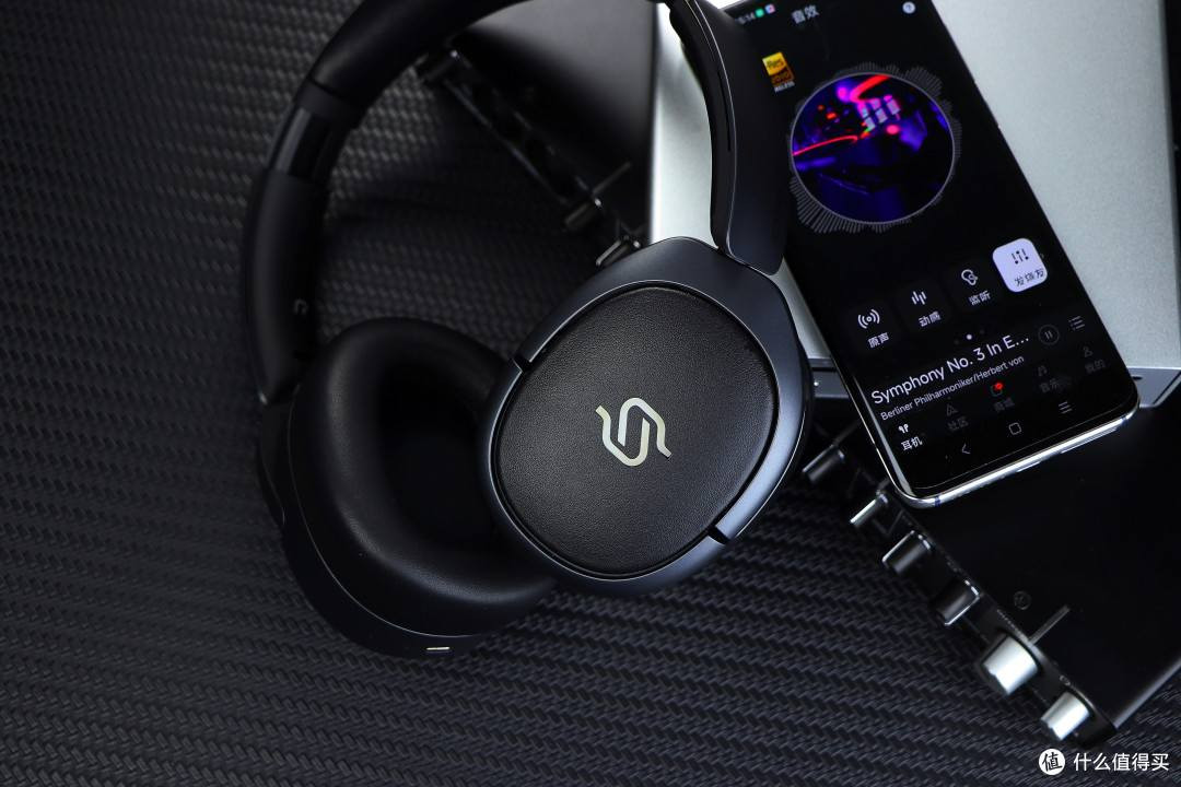 🔥 Edifier STAX SPIRIT S5 – سماعات رأس فخمة بتقنية Planar Magnetic 🎧

✨ نظرة احترافية على المواصفات الأساسية

🔊 التصميم: سماعات رأس Over-Ear عالية الجودة بتقنية Planar Magnetic لمحاكاة صوت أقرب إلى المستويات الاحترافية مع تشويه منخفض جدًا ودقة عالية. ✔️ 

🎶 استجابة تردد واسعة: 10 Hz – 40 kHz
يغطي نطاقًا يمتد أسفل ودقات الصوت وحتى الترددات العالية جدًا لتجربة صوتية غنية ومفصلة. ✔️ 

📈 مستوى ضغط الصوت: حوالي 94 ± 3 dB SPL
يعطي حجم صوت واضح مناسب للاستماع الطويل مع توازن جيد بين القوة والديناميكية. ✔️ 

🔋 عمر بطارية مذهل: حتى 80 ساعة تشغيل متواصل
بطارية قوية تمنحك استخدامًا طويلًا للموسيقى أو المكالمات بدون توقف. ✔️ 

📶 اتصال لاسلكي قوي: Bluetooth 5.4
اتصال سريع ومستقر مع دعم Multipoint لتبديل سلس بين جهازين. ✔️ 

🎧 دعم صوت عالي الدقة:
يدعم مجموعة واسعة من الأكواد الصوتية مثل:
• Snapdragon Sound™
• aptX™ Lossless
• aptX™ Adaptive / HD
• LDAC / LHDC
• AAC / SBC
للحصول على جودة صوت عالية ومفصلة عبر أجهزة مختلفة. ✔️ 

🗣️ مكالمات ووظائف ذكية:
• تقليل ضوضاء المكالمات عبر dual-mic و Qualcomm aptX™ Voice
• تخصيص EQ عبر تطبيق Edifier ConneX
• تبديل بين أوضاع صوت متعددة حسب ذوقك. ✔️ 

🎨 تصميم فاخر وراحة عالية:
• وسائد أذن من جلد الحمل الحقيقي
• وسائد تبريد إضافية للرحلات الطويلة
• وزن خفيف (≈ 347 g) للراحة طوال اليوم. ✔️ 

🌟 خلاصة احترافية
Edifier STAX SPIRIT S5 ليست سماعة لاسلكية عادية — بل تجربة صوتية أوديوفيل (Audiophile) بتقنية planar magnetic مع نطاق تردد واسع، دعم أكواد جودة عالية، وعمر بطارية هائل يصل إلى 80 ساعة. مناسبة لمن يبحث عن صوت تفصيلي، نظيف، ومريح للاستماع الطويل أو الاستخدام الاحترافي.🎧🔥


**إذا كنت صاحب هذا الإعلان وتريد حذفه لأي سبب، رجاءا أرسل رسالة إلى الدعم الفني**