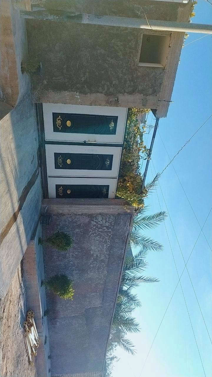 سلام عليكم ..للبيع بيت. بناء جديد المساحه الكليه 450م. ومساحه البناء 250م.مكانه هيت حي امينه  متكون من غرفتين وصاله ومطبخ وكندور وطابق الثاني فقط بيتونه ..ماشين بمعامله الطابو ..بي اوراق مي وكهرباء وشارع تبليط ..السعر 65)) وبي مجال للاتصال ***********
