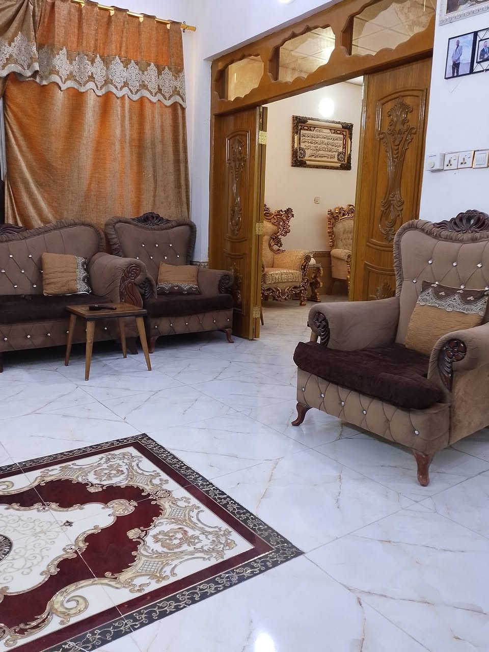 السلام عليكم.
بيت للبيع 200 متر طابقين 
يتكون من .
- طابق الارضي . 
كراج سيارة مع حديقة جميلة ومدخل استقبال كليدور استقبال كبير مفتوح على الصالة الواسعة مع مطبخ مع غرفتين نوم مساحات حلوة واسعة للغرف صحيات عدد اثنين مع مكشوفة عدد ٢ يطلن على الغرف . 
- طابق الثاني .
غرفتين نوم واسعة مع صالة وصحيات عدد ١ 
ملاحظة : البيت جديد ونظيف جدا وكل المواد الي استخدمت من درجة الاولى من طابوق أسمنت مقاوم للرطوبة الاساسات والسقوف صب مركزي . الحديد والبوب الخشب تسكام نوع الثقيل . 
للاستفسار  النجف الاشرف - الكوفة  - شارع المطار الجديد قرب روضة البراكية للأطفال
السعر المطلوب 115 وبي مجال بسيط بيع نقدي فقط  💒 للاستفسار الاتصال على الرقم ***********
