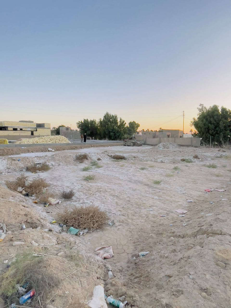 ارض زراعيه تخبل على طريق الغراف-الحمزه مساحتها 900 متر مربع موقع تجاري حرف T الواجهه 25 والنزال 36 وكلشي متوفر ماي اساله وكهرباء والمحوله تبعد عشر امتار فقط اتصل على الرقم ***********
