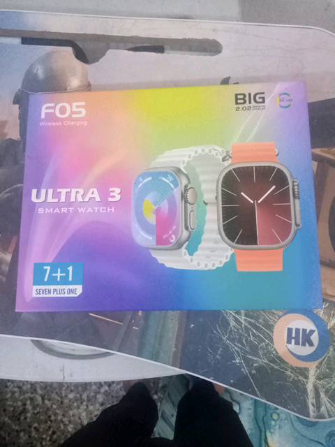 مميزاتها ساعه الكترونيه ذكيه لمس فيها تطبيقات وفيها سبع سيوره 
