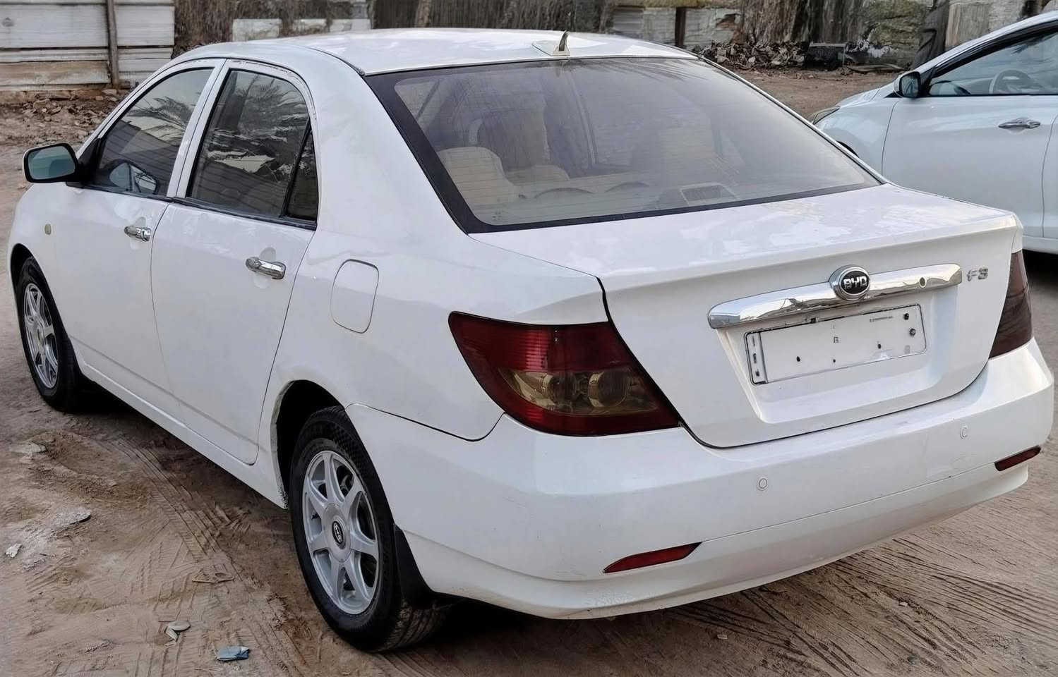 بي واي دي للبيع او المراوس موديل 2011 رقم نجف انكليزي باسمي سنوية جديدة كير ومحرك وتبريد جيد جدا  مشط ستيرن جديد تخم تاير جديد باتري جديد سيارة جاهزة السعر 50 وبيه مجال مكاني نجف 
الاتصال ***********
