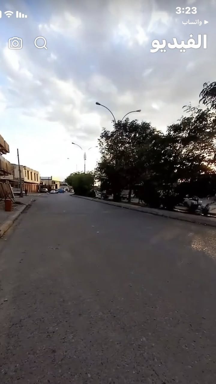 السلام عليكم للبيع قطعة أرض مساحة 750 متر وأجهة 15 نزال 52 مكان حيوي جدا بالعزاوي مقابيل الأستدارة مابيها ورثة ولأبيها اي مشكلة بالتحويل طاپو صدامي السعر 550 التواصل 
***********
