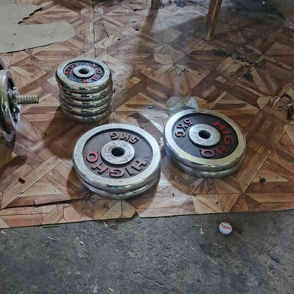 السلام عليكم عندي جهاز ركض البيع عندي ٣ شفتات عندي ربعه دملص وياهن قراص البيع سعرهن كلهن ٦٠٠ الف مكان كاظميه شراي يتصل *********** رقمي هاذا
