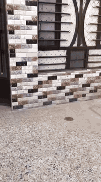 السلام عليكم دار للبيع مساحته ١٠٠م و٥نزال ٢٠بناء حديث الكماليه  المعوقين طابق واحد يحتوي على كراج استقبال صاله غرفة نوم وخدمات بناء حديث السعر ٩٥ مليون  بي مجال المراجعه مع مكتب دلالية ابو فراس العتابي *********** وابو محمد الشمري ***********
