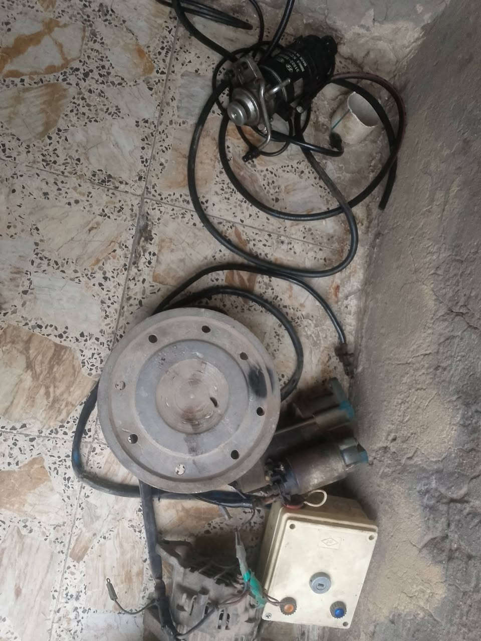 سلام عليكم شاصي وراس توليد 10كيفي وداينمو وسلف السعر 700وبي مجال ***********
