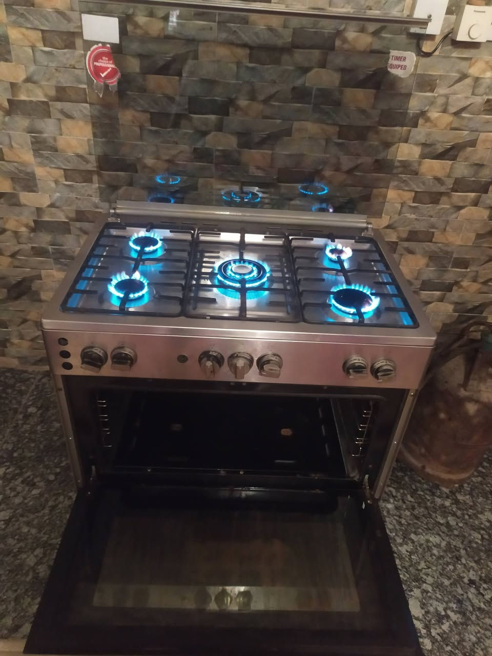 طباخ ايطالي 5 مشاعل نظيف جدا كله شغال عالفحص ناره زركه وقويه. يوجد توصيل


**إذا كنت صاحب هذا الإعلان وتريد حذفه لأي سبب، رجاءا أرسل رسالة إلى الدعم الفني**