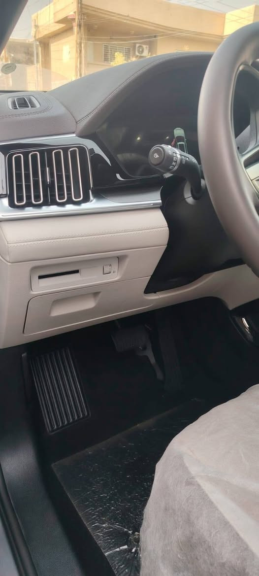 بي واي دي سونك بلاس DM-i  PHEV  موديل ٢٠٢٥ رقم بغداد لون رصاصي ماشيه ١٤٠٠ كم يعني حالها حال الزيرو ماخذها من شركة ديار الكرم

المواصفات هواي بس ابرزها :
٣ انظمة تشغيل ( كهرباء ، بنزين ، كهرباء و بنزين )
 ٤ انظمة قيادة ( عادي ، اقتصادي ، رياضي ، وضع الثلوج )
كاميرات محيطية عدد ١٣
رادارات امامية و خلفية لتحديد المسار
شحن كهربائي منفذين تدعم الشحن السريع و المنزلي
نظام تحذير تفاعلي للتصادم مع النقطه العمياء
سلايد روف مع تغطية بانورامية لكامل السقف
نظام DVR تسجيل صورة و صوت تلقائي
شاشة امامية وسطية كبيرة مع شاشة عدادات تفاعلية
نظام دخول ذكي باستخدام بطاقة NFC مع اشارات ترحيب جانبية
أوتو هولد
اوتو بارك ( الركن الذاتي )
تشغيل عن بعد
حساسات محيطية ٣٦٠ درجة
بصمة ابواب امامية و بصمة صندوق و بصمة تشغيل
قيادة ذاتيه مع مثبت سرعة تفاعلي
حساسات ضغط هواء و درجة حرارة الاطارات
ويل كب حجم 19
نظام V2L لتغذية المنزل بالكهرباء
مقاعد جلد
الجامات المظللة الخلفيه مبدلة و الجامات الاصلية موجودة
السيارة جديدة و باسمي و الداخل مالتها بعده بالتغليف و الشاشات بالنايلون مالتها

السعر ٣٠ مليون دينار و بيها مجال قليل ان شاءالله و للامانة بيها طخه بسيطه جدا ( عواج فقط ) تكدر تعدلها بتقنية pdr و تكلف ١٠٠$ و تكدر تعوفها لان اصلا متنشاف الا اني اكلك عليها .
المكان : بغداد
للاستفسار على الرقم واتساب فقط ***********
