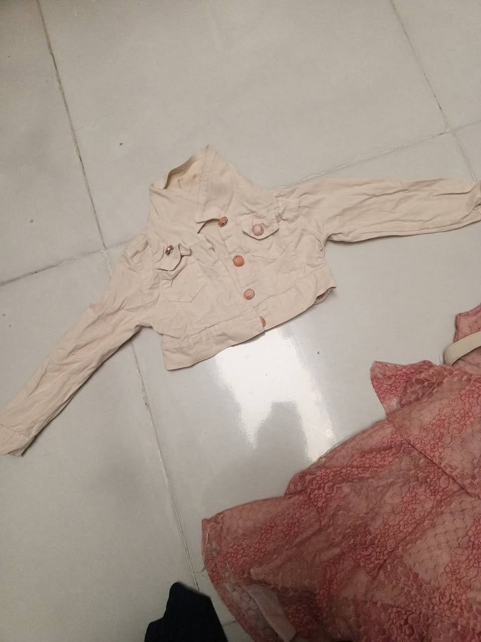 بدلا ت اطفال للبيع نظيفات جدا ملبوسات  مرتين فقط... وبسعر 15.. للوحده للتواصل اتصلي... ***********
