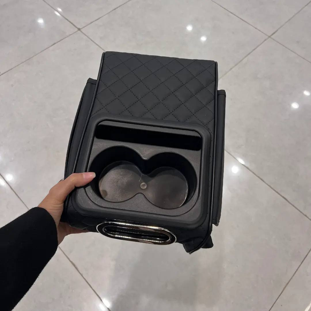 وسادة رفع مسند الذراع للسيارة مع حامل أكواب ومناديل
وسادة عملية توضع فوق مسند الذراع في السيارة لرفع الارتفاع وتوفير استخدامات إضافية للتخزين اليومي.
 
• مزودة بـ حامل أكواب مزدوج
 
• تحتوي على فتحة مناديل في الأعلى
 
• مساحة مخصصة لوضع الهاتف المحمول
 
• سطح علوي بتصميم مبطن بنقشة مربعات

 • مكان الاستخدام: مسند الذراع في السيارة
 • حامل أكواب
 • مكان للهاتف
 • فتحة مناديل
واتساب ***********
