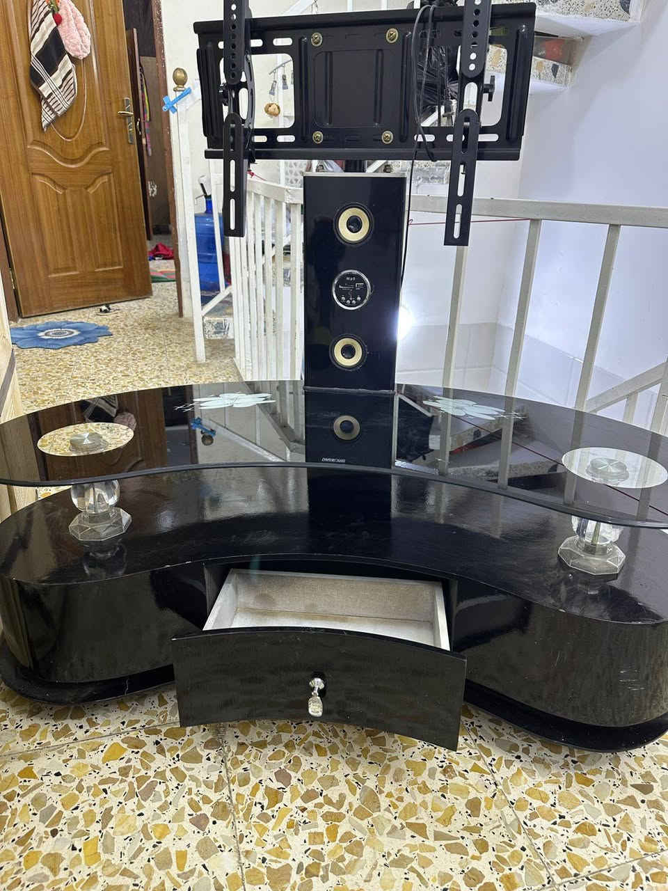 ميز بلازمه  نظيف سعره 50الف وبي مجال بسيط. الاتصال واتساب عل رقم ***********
