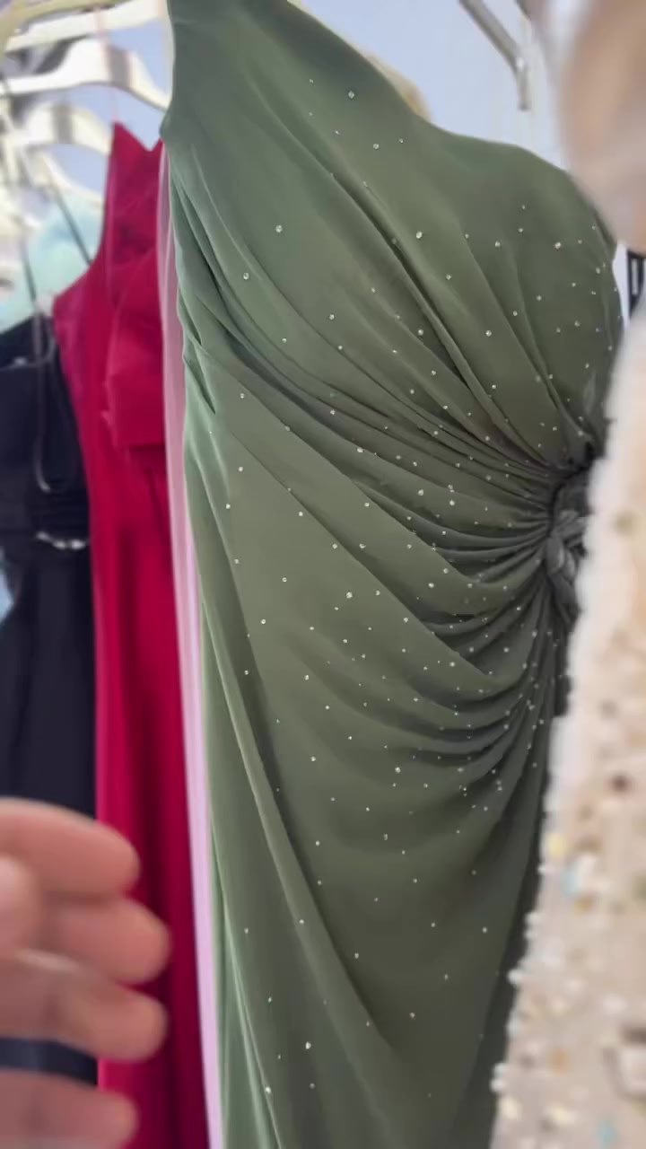 للبيع الفساتين والبدلات والابيض ولاوان كل شلع القطعه ع ٢٥ للاستفسار ***********
