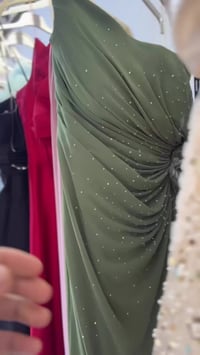 للبيع الفساتين والبدلات والابيض ولاوان كل شلع القطعه ع ٢٥ للاستفسار ٠٧...