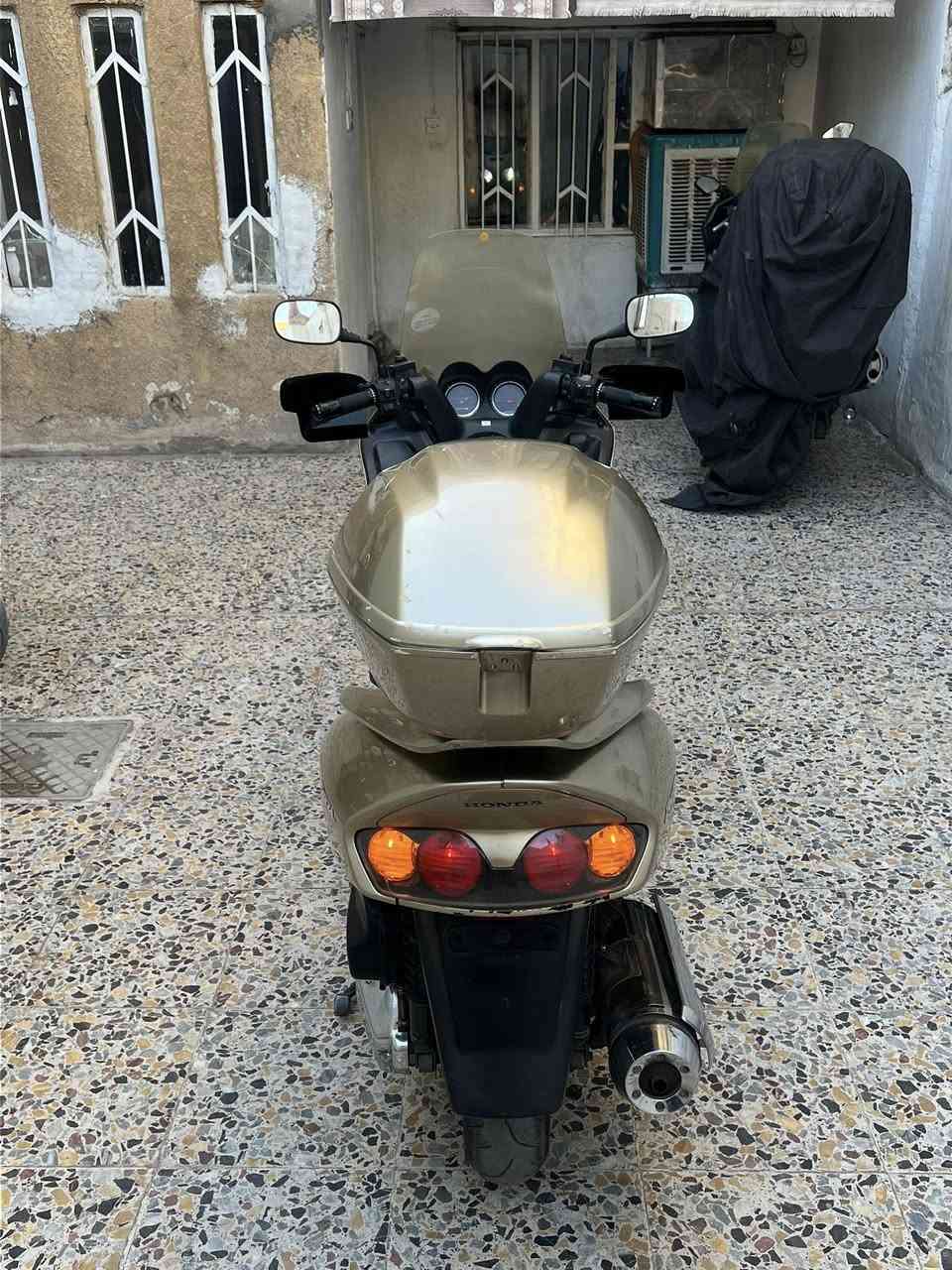 المميز MF 0️⃣ 6️⃣ الفحل
لون ذهبي جاهزه دراجه 
ستان كهربائي حساس ازدحام
نظام اي بي اس جداحه بجكمجه
جامه طويله جنطه بلاديه كلوب جنطه
منظومه زنون شلعه ومعدل كهربائيات شغاله 
مكاني بغداد *********** شراي يتصل او خاص
