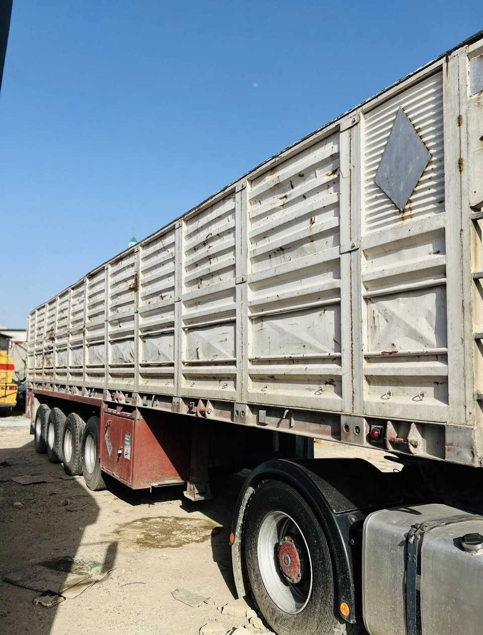 عربانه فصال محلي شاصي 16 حدادي
اربع محاور ٣ برينه والرابع الماني رفاع 
شريط حدادي سبرنكات ابو ٤ 
تخم تايرات وجادر موجود 
جاهزة للعمل مكانها الموصل 
السعر 105 وبيها مجال 
***********
