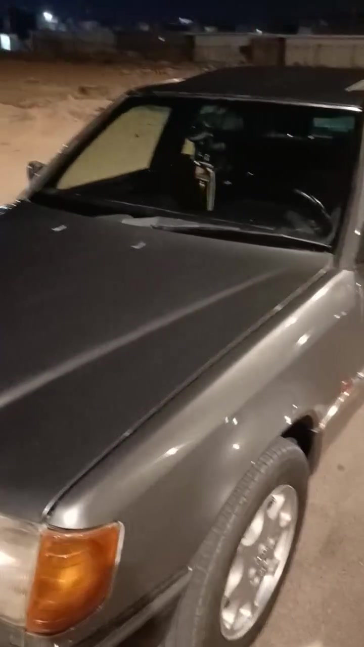 مارسدس دب مديل 1990 E300 

بلاديه بمعنى الكلمه بيها صبغ اثر جراد بنيد جنطه وقماره فقط 
تبريد شغال ثلج كمبريسر مالشبح بيها 140 ثلج 
سنتر لك كهربئي ريمون تحكم عن بعد 
سلايد روف شغال 
تخم ويل تفاحه 
تخم تاير جديد 
مكينه قبق اسود بلاد كلش حلوه ونضيفه وخير من الله 
سنويه لل 27  
باقي السيارع ما بيها صبغ فقط الي مذكور لا غير 
سياره نضيفه وجديده وبلاديه  
***********
