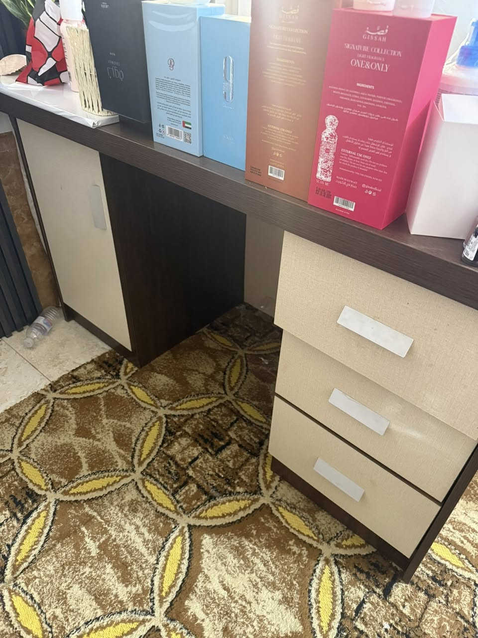 سلام عليكم ميز مكتبي جديد اقفاله سسويج نسختين مع كرسي حديد سعر٦٥مكاني اطوريج
***********
