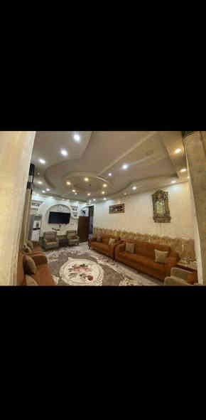 السلام عليكم دار للبيع
الحصوة حي الانتصار الشارع الاخير مقابل اسواق علوان مباشرتا مساحة 300م مساحة البناء 200م وحديقة بجانب البيت 100م طابو صرف البيت طابقين الطابق الاول يحتوي على استقبال +غرفة نوم+صالة+مطبخ+صحيات 
الطابق الثاني يحتوي على 3غرف نوم وحدة سويت كامل 

 
***********
