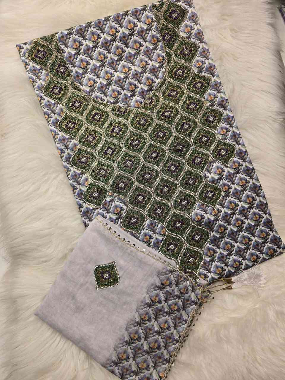 وصلت مخاور العيد
مخاور  إماراتي مع الشال مختلف النقشات والالوان والخامات
قطع ما مخيط
متوفر خياطه حسب الطلب
الاسعار حسب الموديل ونوع القماش 
للحجز والاستفسار مراسلة البيج على الخاص او واتساب ***********
يوجد توصيل بغداد وجميع المحافظات
#مخاور #مخاور_اماراتي #شك_يدوي #حرير_ارماني #حرير_اندنوسي
