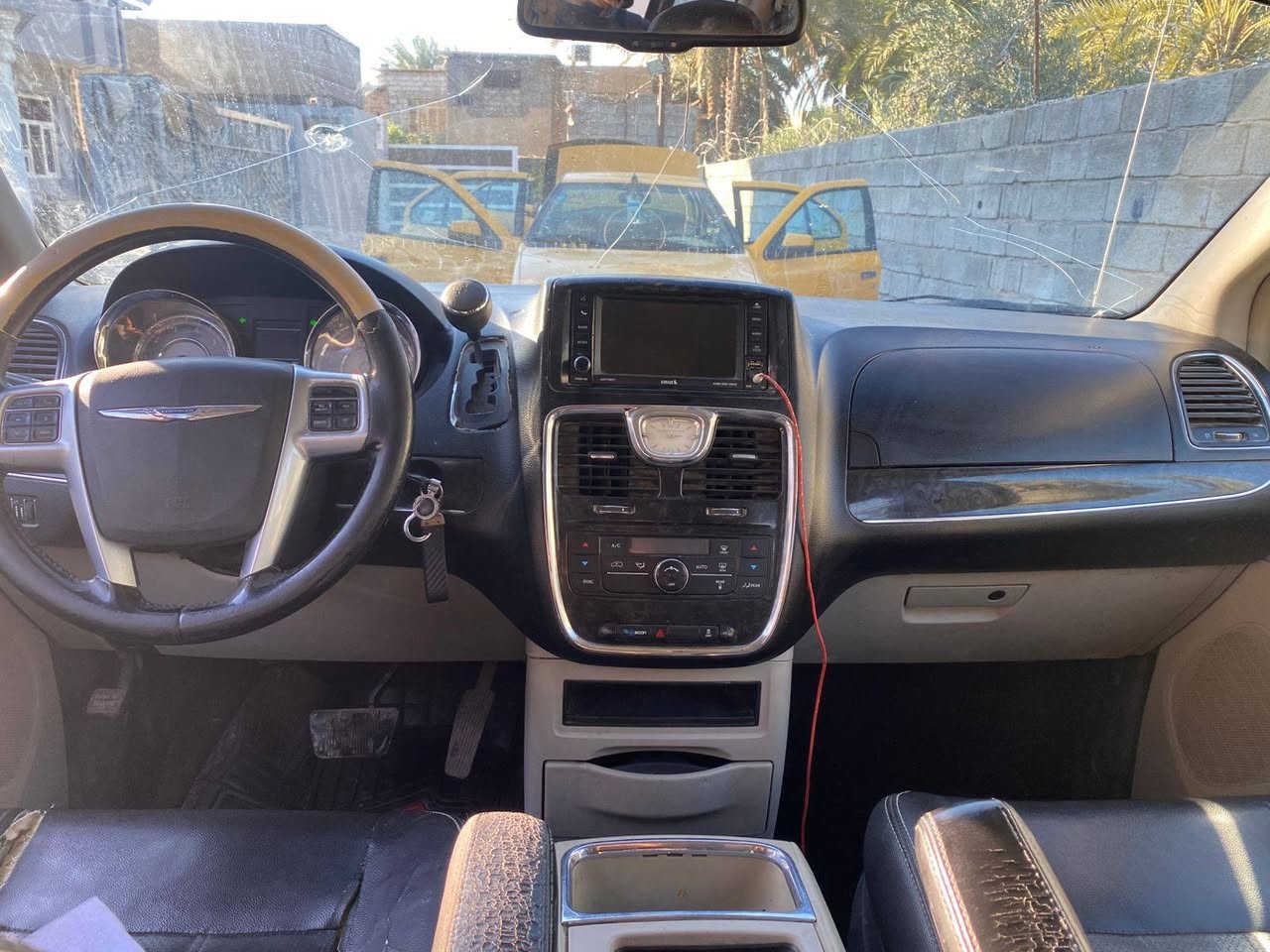 سلام عليكم 
شباب كرايسلر كرفان للبيع 2012

مواصفات 
فرسة وسطيه وفرسان
كشنات كهرباء 
كشنات سياحية 
جام كهرباء 
تبريد 3 قطع
ابواب كهرباء  
صندوق كهرباء 
كامرة 
شاشة 
حادثه باب خلف سايق صبغ  ومع جاملوغين اليمين واليسار شبر تعديل 

سعره 130 قابل للتفاوض 
رقم الهاتف :***********
