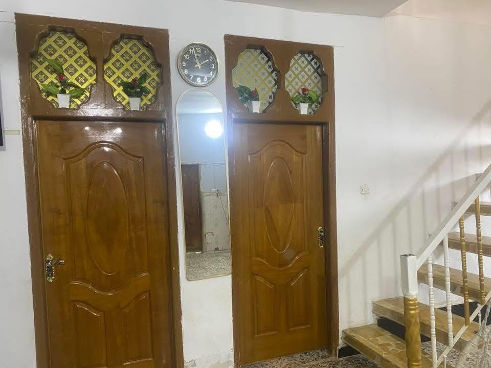 السلام عليكم

دار للبيع المساحه 200م طابو زراعي سند مشترك

العنوان زوير طريق سنجار اخر فرع

يحتوي ع غرفتين نوم وصاله ومطبخ  وهول ومجمع صحيات

ومناور عدد 2 وكراج+ محل بواجهه البيت كان اسواق سابقا
 للاستفسار ***********
يرهم قسط
