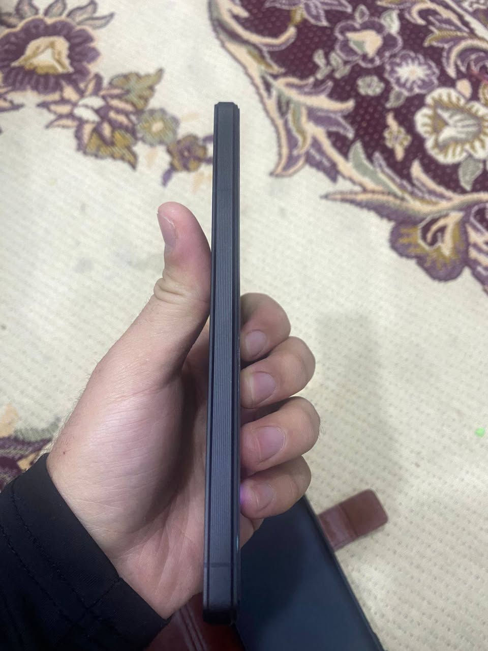 السلام عليكم سوني xperia 1 v mark 5
عملاق سوني للمراوس بهونر ما ابيع/ سبب ممتعود علشاشه بطول

مميزات Sony Xperia 1 V. جهاز مالجني    الجهاز شخط مبي كفر +لاسق اصليات

 معالج قوي جدا: الهاتف يأتي مزود بمعالج Snapdragon 8 Gen 2 بدقة تصنيع 4 نانومتر، المعالج يقدم أداء قوي جدا ويعتبر من اقوى المعالجات بدون منازع

 شاشة ممتازة: هاتف Sony Xperia 1 V يأتي بشاشة ممتازة من نوع OLED، الشاشة بدقة +4K ومحمية بطبقة زجاج من نوع غوريلا جلاس Victus 2

 دعم 120 هرتز: الهاتف يدعم معدل تحديث الشاشة 120 هرتز

 كاميرا ممتازة: الهاتف يأتي مزود بثلاث كاميرات خلفية بدقة 48 و 12 و 12 ميجابكسل، الكاميرات تقدم أداء في التصوير يعتبر ممتاز جدا، مع دعم إمكانيات محترمة مثل التقريب البصري حتى 3.5x وتقنية التثبيت البصري OIS وتصوير الفيديو بدقة 4K بمعدل 30/60/120 إطار في الثانية

 بطارية كبيرة: الهاتف يأتي بسعة بطارية كبيرة (5000 مللي أمبير)

 مقاوم للماء والغبار: هاتف Sony Xperia 1 V يأتي مقاوم للماء والغبار بمعيار  IP68، مقاومة الماء تصل الى عمق 1.5 متر ولمدة 30 دقيقة تحت الماء

مكاني بغداد الشعب 

***********
