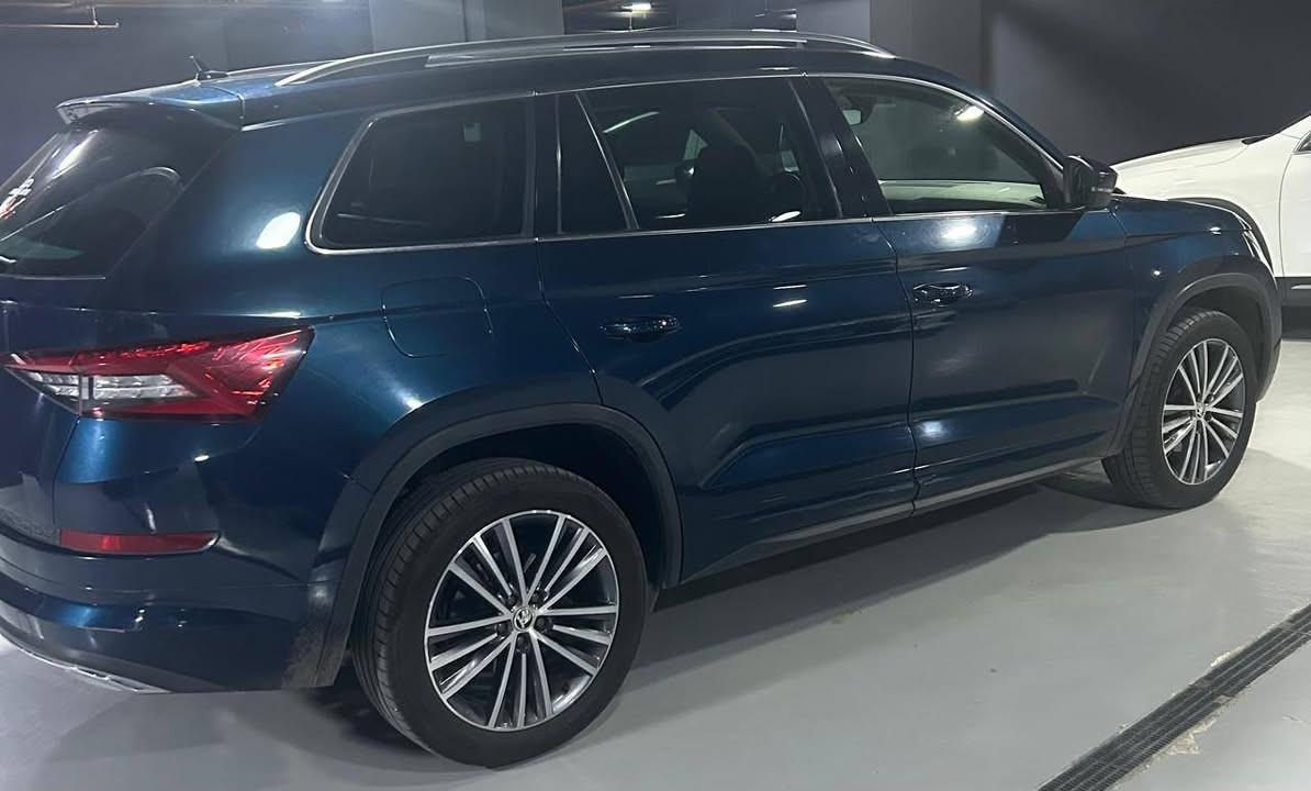 ---

*للبيع سكودا كودياك L&K 2021 - فئة الفخامة الكاملة*  
لو بتدور على SUV عائلية 7 راكب تجمع بين الفخامة، الأمان، والاعتمادية، دي فرصتك.

*مواصفات سريعة:*
- *الموديل:* 2021
- *الفئة:* L&K أعلى فئة
- *العداد:* 71,000 كم فقط - استعمال خفيف
- *الحالة:* فابريكة بالكامل بره وجوه، بدون أي رش
- *الصيانة:* صيانات توكيل بالكامل، دفتر الصيانة موجود
- *المكان:* المعاينة في التجمع الخامس

*ليه العربية دي مميزة؟*
مقاعد جلد فاخرة، سقف بانوراما، كراسي كهرباء بذاكرة، تدفئة وتبريد، أنظمة أمان متقدمة، وشاشة كبيرة مع Apple CarPlay و Android Auto. عربية عملية للعيلة ومريحة في السفر.

*السعر:* للجادين فقط، السعر عند المعاينة  
*للتواصل والاستفسار:* 01062000300


**إذا كنت صاحب هذا الإعلان وتريد حذفه لأي سبب، رجاءا أرسل رسالة إلى الدعم الفني**