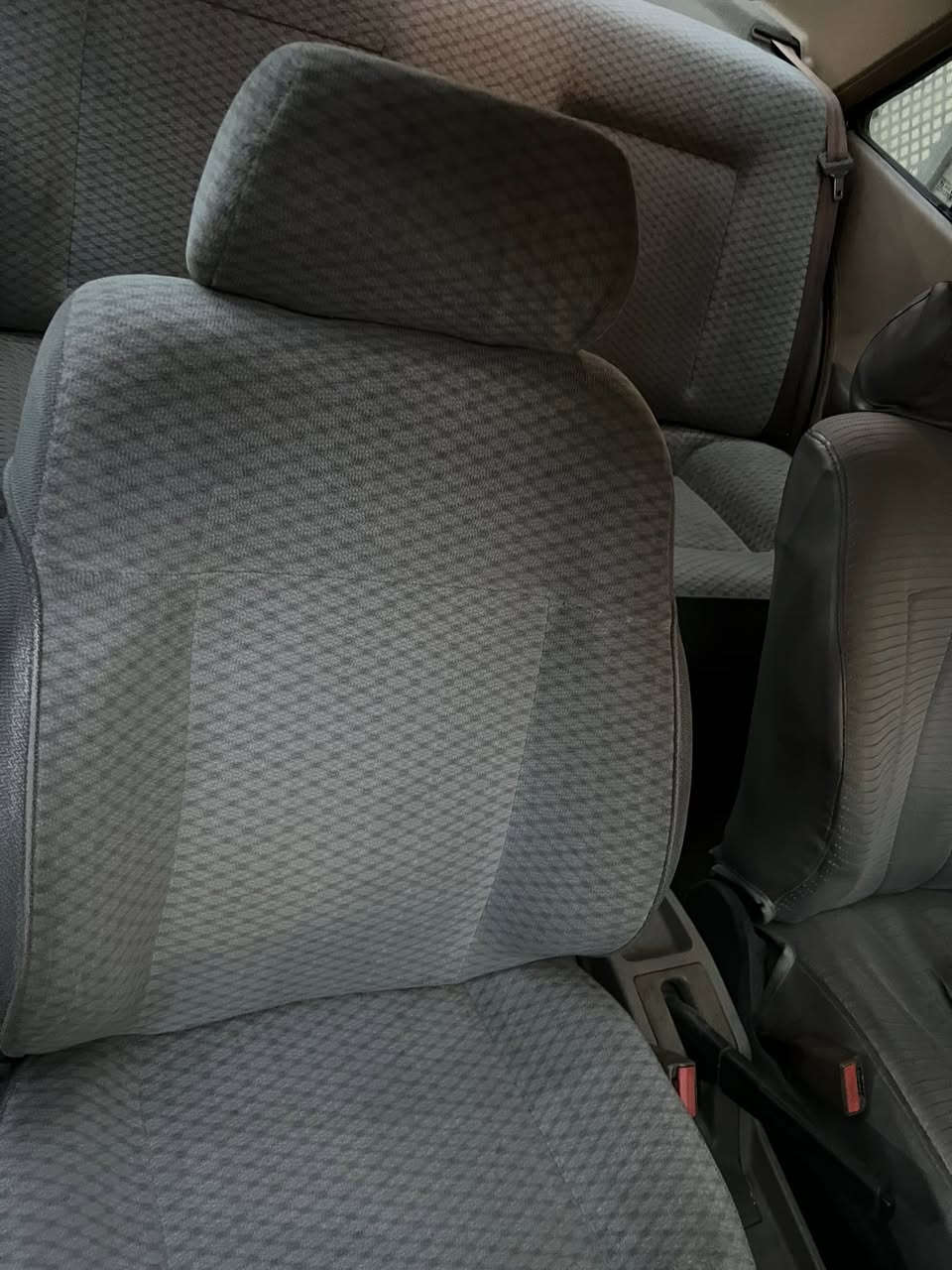 السلام عليكم اخوتي للبيع سياره بيجو 405جي ال اكس موديل٢٠٠٩ السياره خير من الله تبريد تتفئه كهربائيات كولها شغاله كشرها نضيف بيها فقط شخط اثر ضربه ستوته وقطعه اصغيره بيها معجون اثر الضربه السياره لون ابيض رقم بغداد الجديد السياره صدر جديد كامل مشط استيرن بور استيرن حديد داينمو جديد ياباني سلف جديد تخم تاير قبل شهر مشدود الداخل نضيف من كشنات والدشبول السعر ٤٠ وبيها مجال حك الجيه للاستفسار ع الرقم *********** رقم الاسيا فقط نت والأثير اتصال ***********
