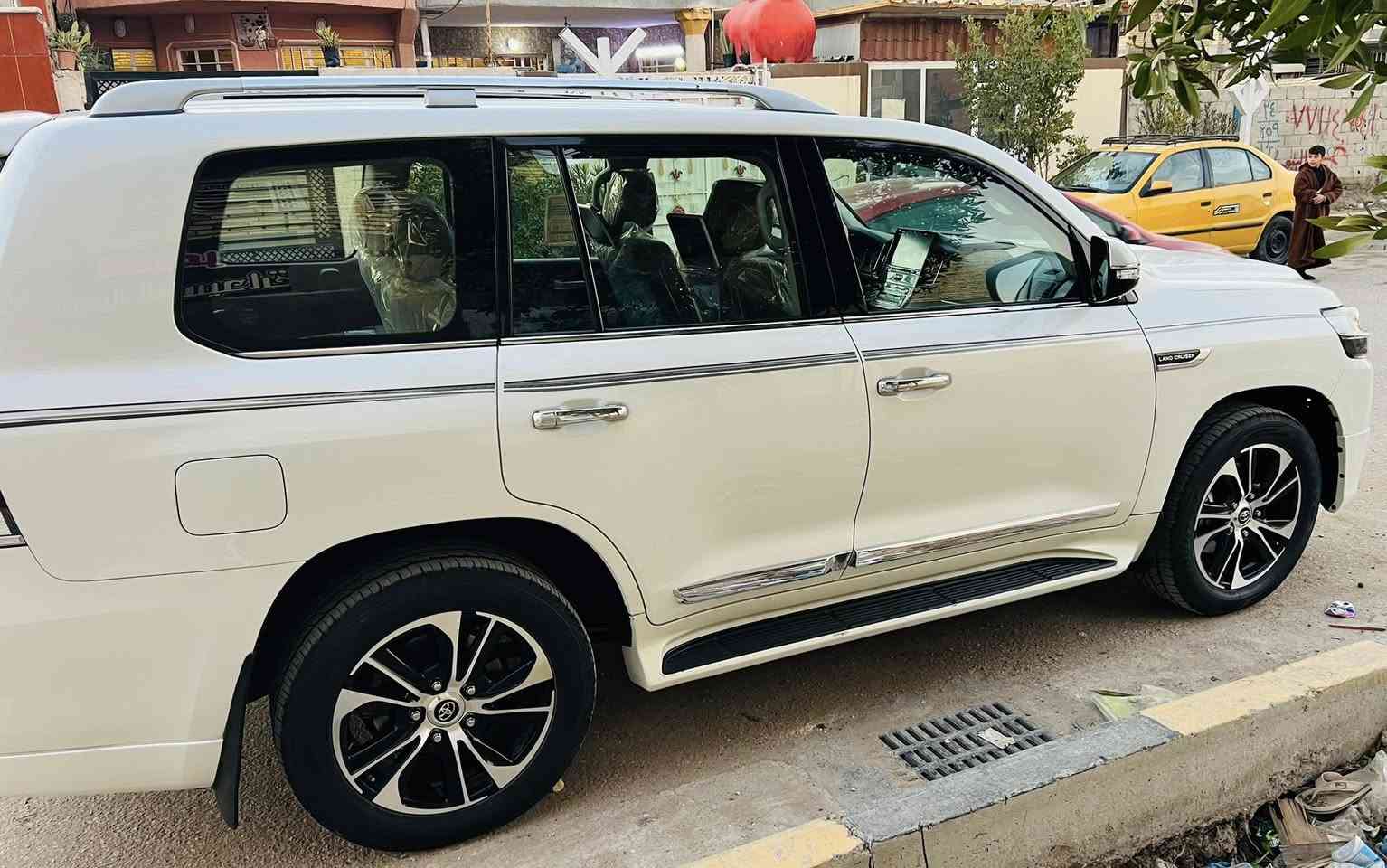 السلام عليكم لاندكروز ٢٠٢١بحراني باب أول 
مكفوله كفالة عامه السونار مرفق بالمنشور 
رقم بغداد باسمي تحويل ثاني يوم ماشيه ١٠٠
هاتف ***********السعر ٥٦٥وبيه مجال
