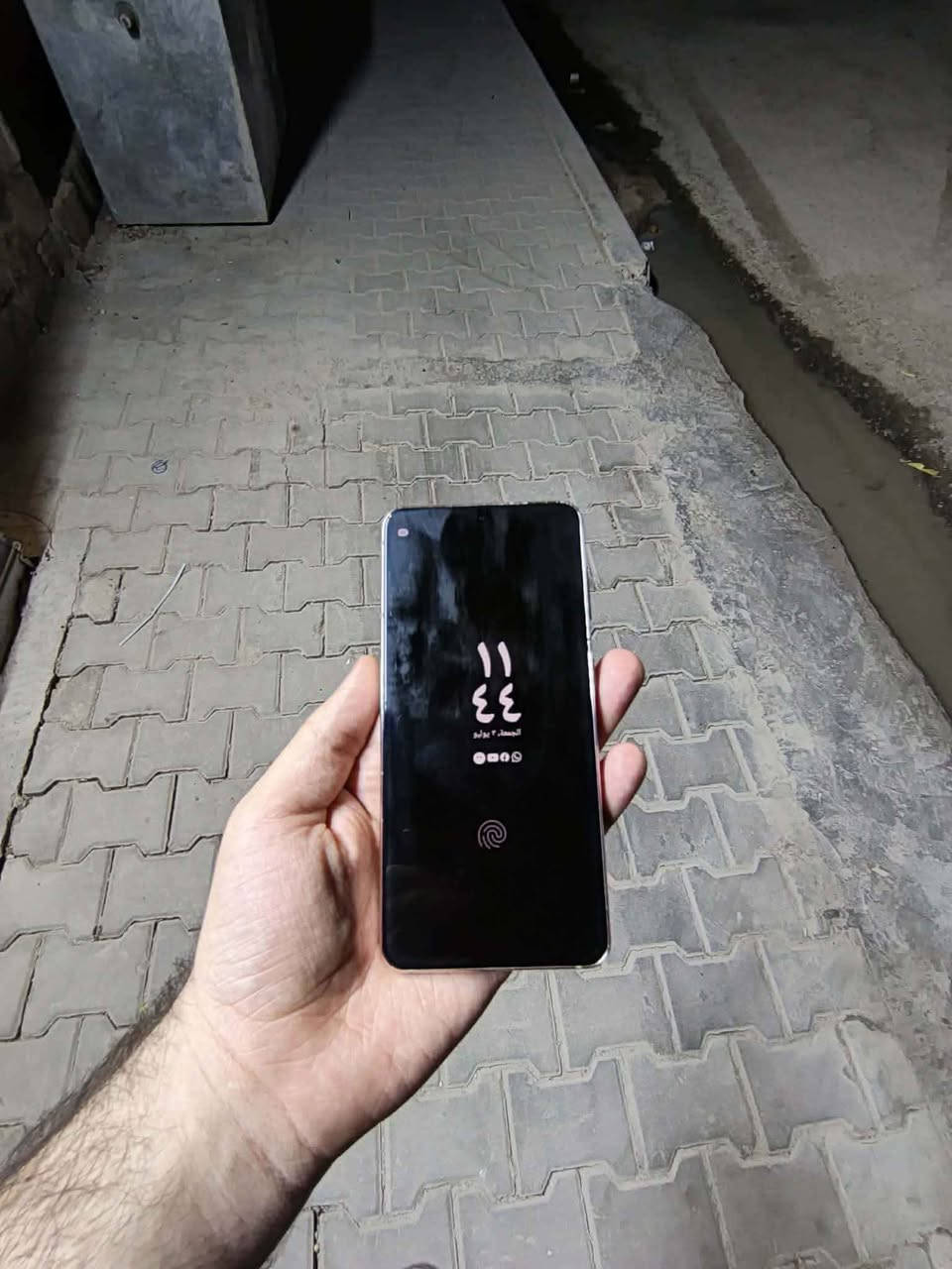 Galaxy S21 5G 
SC-51B 
نسخة دوكومو
 256GB* 💜
السعر 250 

### *1. المعالج والأداء*
- *المعالج*: Snapdragon 888 5nm - أقوى نسخة
- *الرام*: 8GB LPDDR5
- *التخزين*: 256GB UFS 3.1 - سريع جداً وما ينضافله ميموري
- *النظام*:One UI 7
1 علىAndroid 
 15- باقيله تحديثين كبار بعد

### *2. الشاشة*
- *النوع*: 6.2" Dynamic AMOLED 2X
- *الدقة*: FHD+ 2400x1080
- *التحديث*: 120Hz تكيفي
- *الحماية*: Gorilla Glass Victus
- *سطوع*: 1300nits - واضح بالشمس

### *3. الكاميرا*
- *خلفية*: 
    1.  12MP رئيسية f/1.8 + OIS
  2. 12MP واسعة 120° f/2.2
  3. 64MP تيليفوتو f/2.0 - زوم 3x بصري، 30x رقمي
- *أمامية*: 10MP f/2.2
- *فيديو*: 8K@24fps, 4K@60fps, تصوير احترافي Pro Video

### *4. البطارية والشحن*
- *البطارية*: 4000mAh
- *شحن سريع*: 25W سلكي
- *شحن لاسلكي*: 15W
- *شحن عكسي*: يشحن السماعات والساعات

### *5. الاتصال والمميزات*
- *5G*: يدعم كل ترددات آسيا سيل
- *واي فاي 6 + بلوتوث 5.2 + NFC*
- *مقاومة ماء وغبار*: IP68
- *بصمة*: تحت الشاشة Ultrasonic سريعة
- *سماعات*: ستيريو من AKG مع Dolby Atmos
- *الوزن*: 171g فقط - أخف فلاقشيب

### *الخلاصة 2026*
هذا الجهاز بعدة قوي للألعاب، التصوير، والاستخدام اليومي. 
مكاني بغداد الكاظمية 
*********** 
ماعندي توصيل بغداد, العراق
