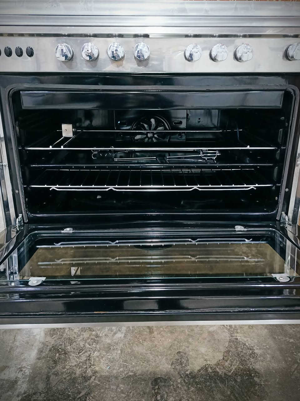 طباخ مصري تصميم ايطالي كلش نظيف وشغال مثل الي بلصوره مستعمل شي قليل مع كامل ملحقاته
***********
