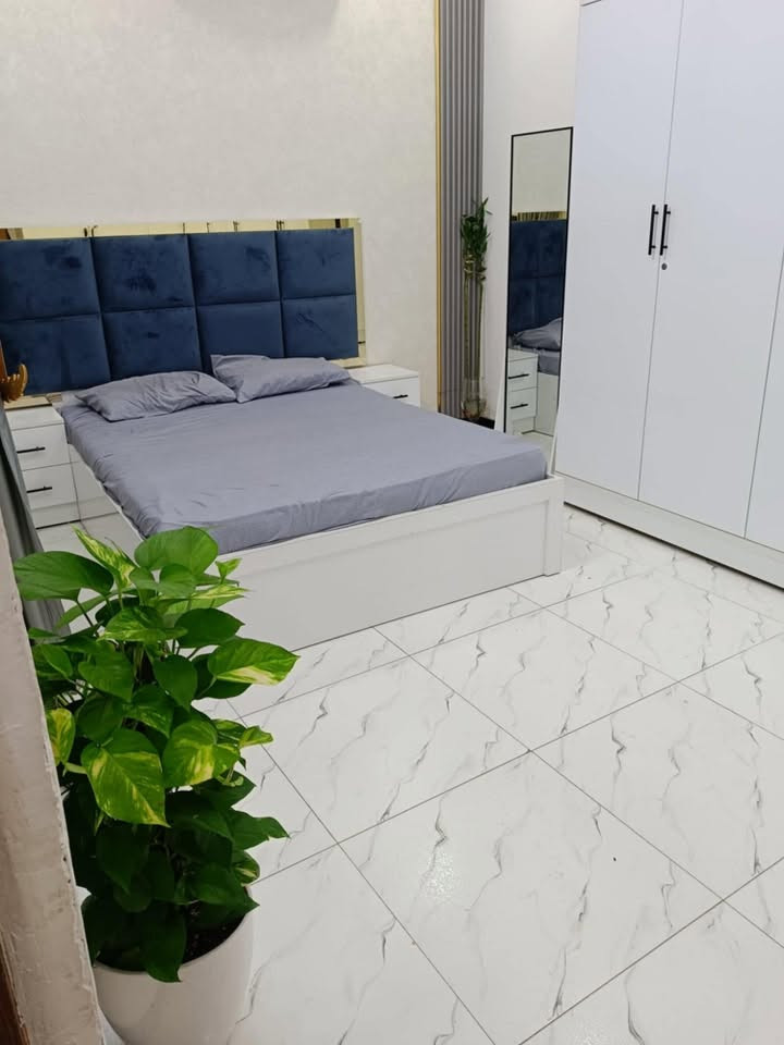 🏡 للبيع – بيت سكني بناء حديث (درجة أولى)

📍 الموقع: حي التضحية – خلف شارع العلوة المخضر القديمة.

🔹 المساحة: 100 م²
🔹 المواصفات:

* غرفة نوم
* صالة
* استقبال
* مطبخ
* صحيات داخلية وخارجية
* منور
* سطح كبير

✅ البيت نظيف وفارغ حالياً وجاهز للسكن مباشرة.
✅ يقع على ساحة كبيرة تمنح راحة وسهولة في الوقوف والحركة.
✅ المنطقة مخدومة بالكامل، مع تبليط جديد، أرصفة، وشوارع نظامية، وجميع الخدمات متوفرة.

💰 السعر: 70 مليون دينار قابل للتفاوض.

📞 للاستفسار والمعاينة:
مكتب نجمة الإبداع للعقار

* ***********
* ***********
