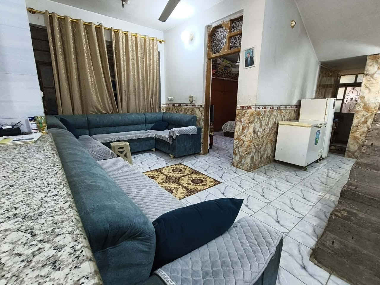 سلام عليكم الدار للبيع المساحة 137 م  بناء جديد سنة2017طابق واحد منطقة قراغول نهاية شارع زين العابدين قرب كافتريا ابو عمار يحتوي على غرفة نوم واحدة 4ونص *4 ونص وصالة 6*4 وكليدور7*3 ومطبخ 4*3مع صحيات داخليه وخارجيه وبيتونه مع مناور مع كراج خارجي الاتصال ***********
