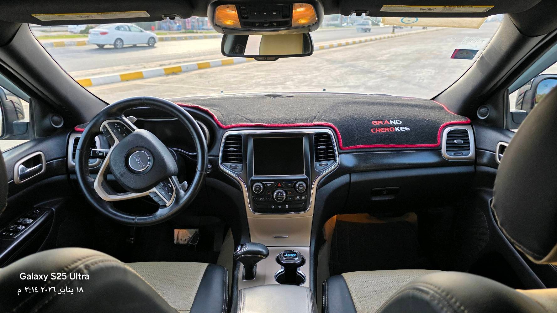 🚙 جيب جراند شيروكي 2015 – V6
اللون: سيلفر
🔧 المحرك والأداء: محرك 3.6 لتر V6، قوة 290 حصان
260 عزم دوران 
ناقل حركة أوتوماتيك 8 سرعات
دفع رباعي 4×4
صرفية وقود تقريبية:  20 لتر / لكل 100 كم
🛋️ الداخلية والراحة: شاشة معلومات ونظام ترفيهي
تكييف مزدوج المناطق
تشغيل بالبصمة + تشغيل عن بعد 
كاميرا خلفية
أزرار تحكم على المقود + تدفئة المقود
المراء الوسطية كهربائية (اوتوماتيك) 
مقعد السائق كهرباء + تدفئة مقاعد امامية 
نظام Uconnect (في الفئات العالية)
🛡️ الأمان: وسائد هوائية 
مثبت سرعة (Cruise Control)
نظام مراقبة ضغط الإطارات
سناسر خلفية (حساسات) 
🚗 المظهر الخارجي:
أضواء زينون أمامية وضبابية
مرايا الجانبية هيتر
فتح السيارة باللمس أو ريموت
عجلات ألومنيوم
🛠️ ميزات إضافية:
فتحة سقف
ديكور داخلي فخم (جلد/خشب)
نظام تعليق ناعم ومريح
🛠️ الضرر: فقط باب السائق مبدل ومصبوغ بامريكا بالشركة
📍 الحالة: الصدر الامامي يحتاج الى صيانة فقط! (الحدادية)
💰 السعر: 22.000$ قابل للتفاوض للجادين
📞 للتواصل: *********** / واتساب او اتصل على الرقم مباشرة!
