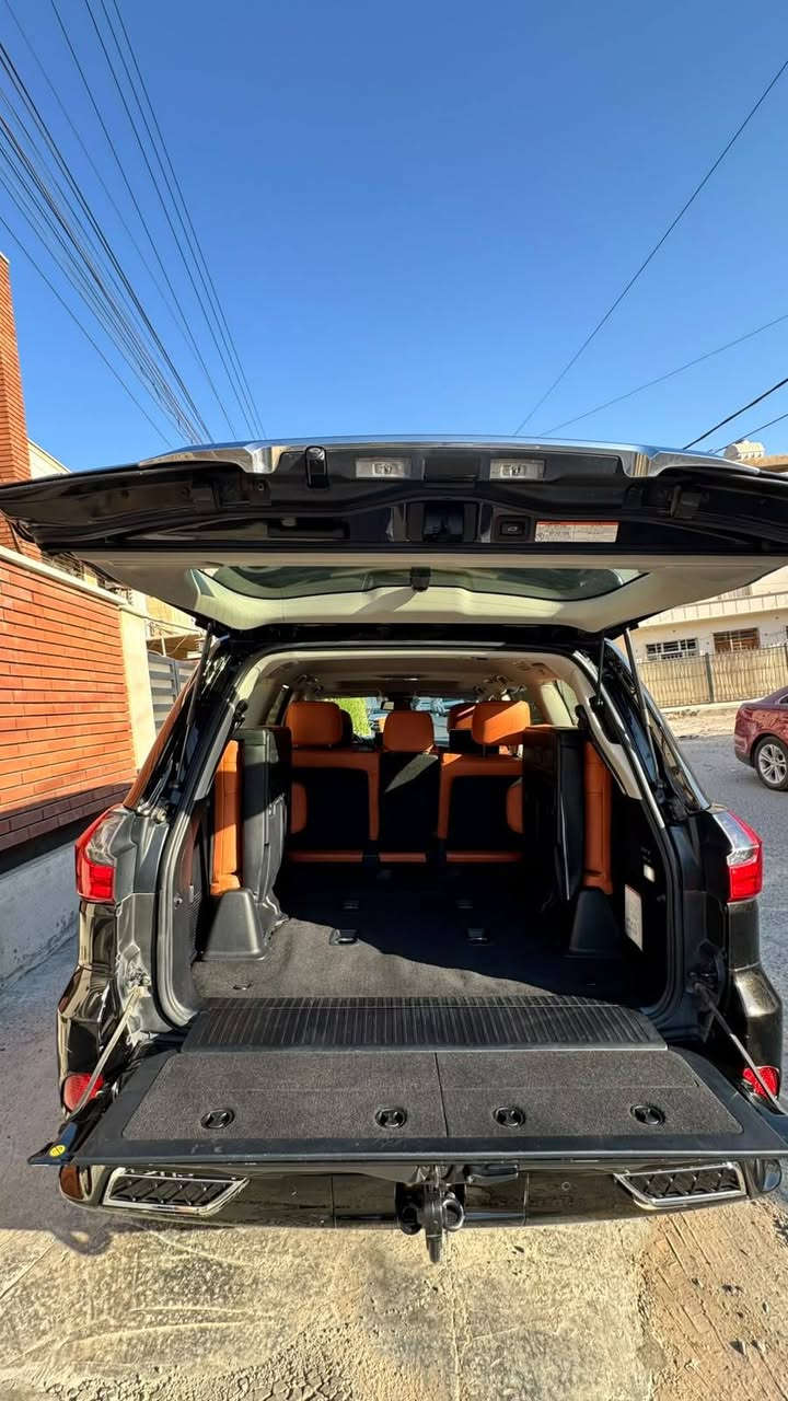 لكزس LX570
موديل 2021 خليجي
محرك 8 سلندر حجم 5700 
ممشى 77.000 km
لون اسود
7 راكب
مقاعد جلد
لون الداخل قرميدي
السعر 90.000$ وبي مجال بسيط
***********
