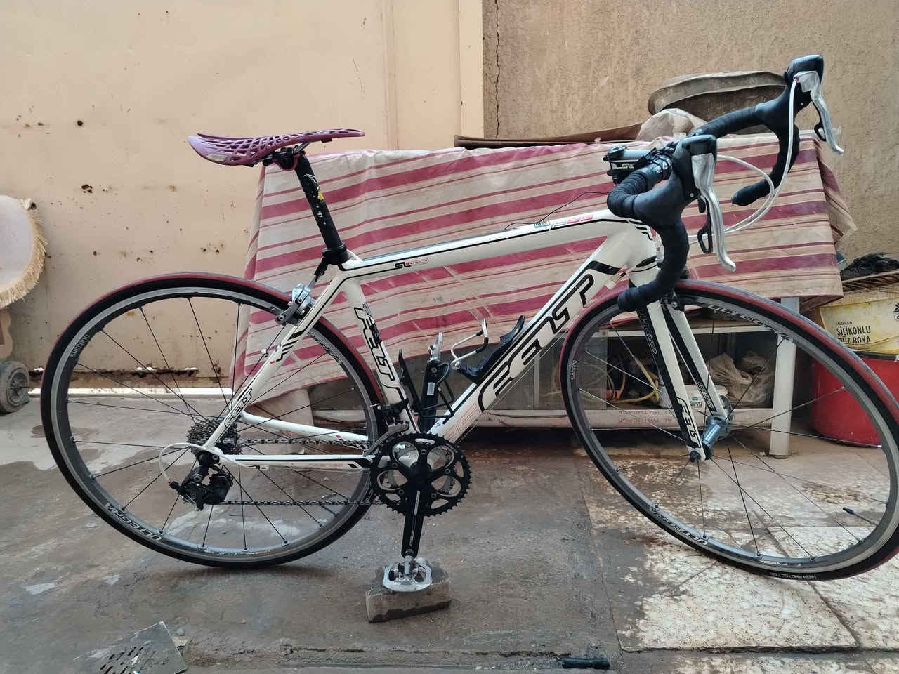 سلام عليكم
بايسكل رود ماركه flet الامريكيه موديل F85 نضيف كلش صنع تايوان
1- حجم الفريم 52cm
2- فريم المنيوم اللشه كاربون
3- سستم 2*10 سرع مشكل
عكرب 105 رقم 5700
نقال امامي مايكروشفت
شفتات مايكروشفت
زنجيل kms
الدشلي التكرا 6700
4- ويل التكرا 6800 نضيفات
5- صينيه fso
6- ستيرن المنيوم
7- سرج خفيف جدا
8- بايدرات نوع شيمانو هجين لوك. وعادي SHIMANO PD-A530 MALAYSIA VA 
محلقات
1- عداد سرعه
2- اشاره بك رماش

السعر 475 وبي مجال انشالله
وتساب ***********
توصيل متوفر 

مكاني النجف النجف, العراق
