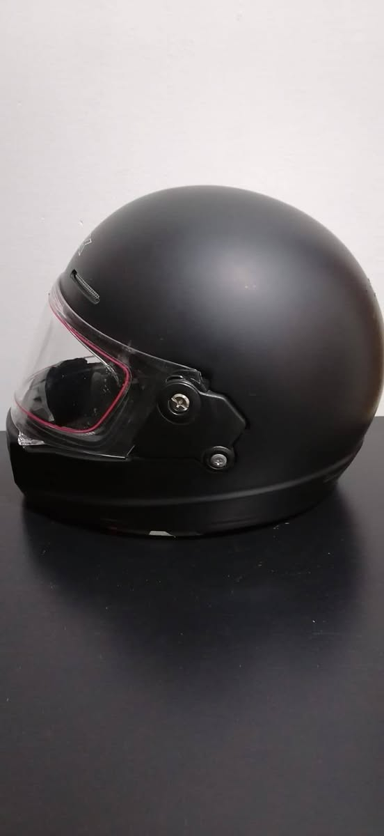 خوذه باله نظافتها شرط بل كارتون حجم لارج لونها اسود طافي مزوده بفتحات هواء للتقليل من التعرق ومزوده بجامه شفافه نقيه حاصله على شهادة دوت بشكل كلاسك جميل 
للاتصال *********** واتس اب فقط
