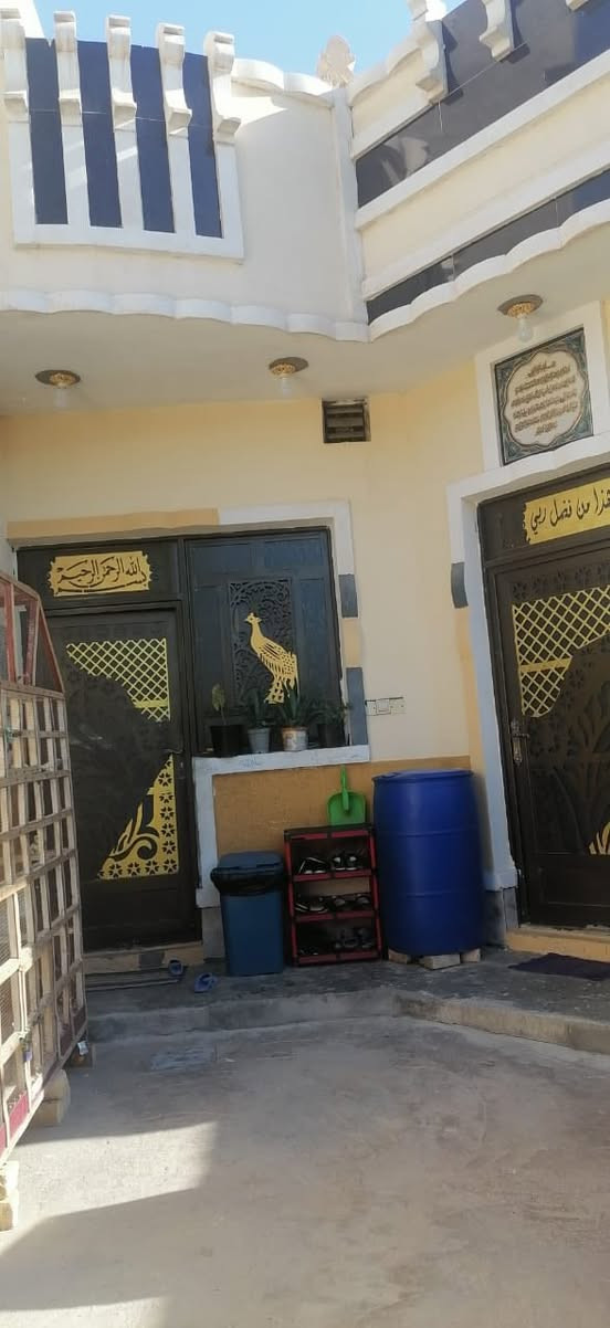 📍تسلسل: 1203
📍 الموقع: الصقلاوية – حي الشهداء الثانية.
🔄 خيار البديل: يرهم مراوس مع بيت في الفلوجة.
 المساحة: 125 م
 الواجهة: 6.25 م
 النزال: 20 م
 عرض الشارع: 10 متر (شارع نافذ ومباشر على شارع 20 متر رئيسي).
🏗️ مواصفات البناء:
 نوع البناء: طابوق بالكامل (ما عدا البيتونة بلوك).
 يتكون من:
 🛌 غرفة نوم.
 🛋️ صالة مريحة.
 🪵 مجلس استقبال.
 🍳 مطبخ.
 ☀️ مناور عدد (2) لتهوية وإنارة ممتازة.
 🚿 مجموعات صحية متكاملة.
 نوع الملك: طابو صرف، سند جاهز باسم شخص واحد 
 موقع خدمي وقريب جداً من المجمع التعليمي (مدارس ابتدائية، متوسطة، وثانوية).
 
🔷سعر البيع : 68 مليون دينار مع المجال

🟢مكتب دجلة الهندسي للعقارات حي الجولان قرب صناعة الجولان للسيارات مجاور سوبر ماركت الهلال
للاستفسار  الاتصال
‏‭***********‬
‏‭+٩٦٤ ٧٨٢ ٩١٧ ٤٧٠٨
