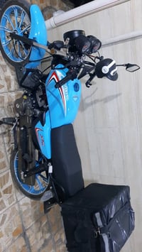 دراجة نارية باللون الأزرق، مناسبة للتوصيل أو الاستخدام الشخصي، تمتاز ب...