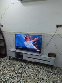 ميز شاشة مرمر خالي من اي ضرر اشترينا من العالميه للاثاث ب ٢٤٠ الف ونري...