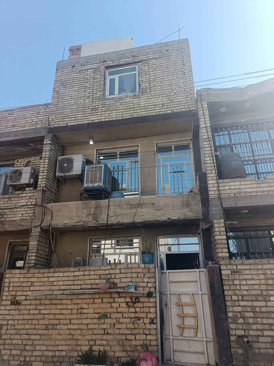 سلام عليكم بيت خلف الفرابي مساحا 50 +3طوابق شارع الفرابي التصال ***********
