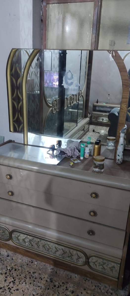 غرفه نوم اصليه تركيا خشب قوي  9 قطع كنتو وجربايه باقي تفاصيل كله بل صور لا كسر ولا شخط بعده  نضيفه ماخذيه 14 ورقة جديده  سعره 500الف مكانه بغداد جديده تجي شوفه وجيب وياك كيه واحد يفتح الكنتور حته تفصخه وتاخذه   بي وتساب @ ***********
