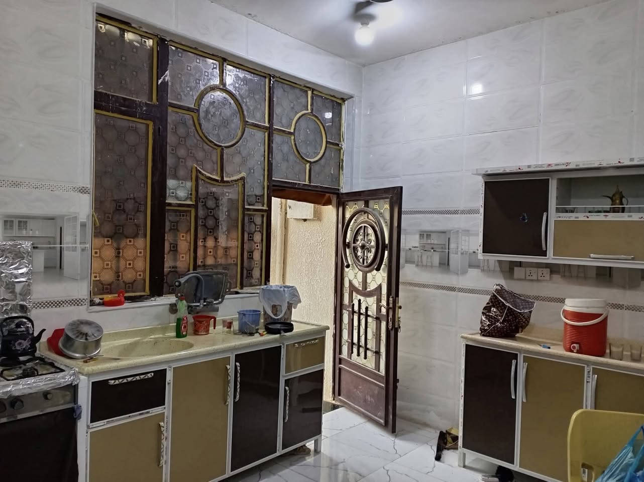 دار للبيع حي الحكيم مساحته ٢٠٠ متر غرفتين نوم وهول استقبال مطبخ بشارع اسواق البركه يبعدن عني الشارع 150 متر الاتصال واتساب ***********
