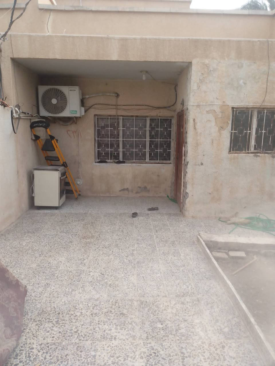 السلام عليكم بيت بالسكك مساحة 300م طابو مطلوب للسكك 12يبعد عن الشارع العام 70م لتفاصيل اكثر لاتصال على رقم ***********
