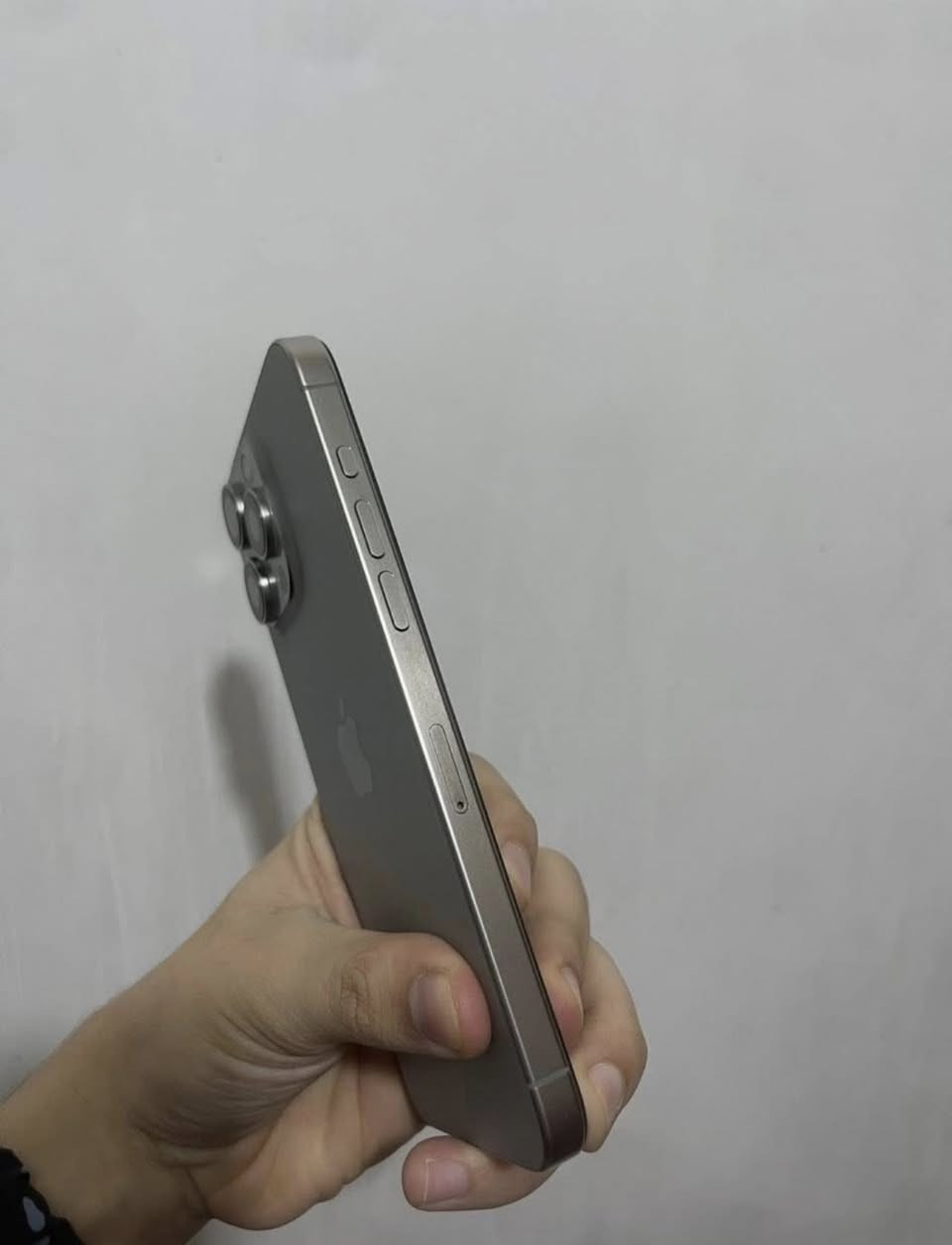 أيفون 15 برو ماكس اللون المميز تيتانيوم 
ذاكرة 256 
بطارية 89 بلادية اعتمادية بشكل 
النموذج M ماستر شرق أوسط AAA
مستبدل فقط شاشة وكالة كلش راقية 
بصمة الوجه متوقف 
السعر 750 
عنواني بغداد حي اور 
هـ***********
