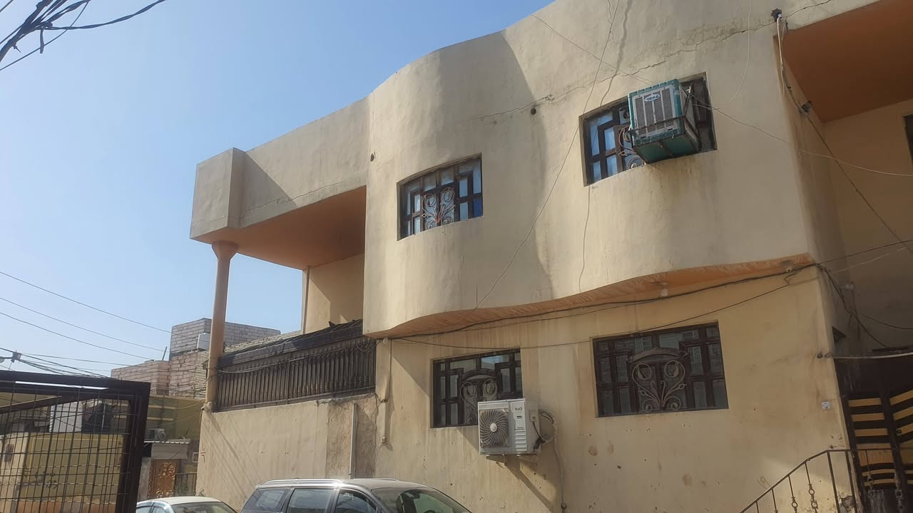 بيت للبيع حي العسكري مدارس قرب محطة الوقود  ٢٠٠م طابقين ركن حرف T   يتكون من بيتين كل بيت يحتوي على ٤ غرف نوم وصاله واستقبال ومطبخ حمامات٣  بناء حديث ٢٠١٨ درجه اولى   كذلك يحتوي على محل مأجر ١٥٠ كل شهر كذلك احد البيتين ماجر ٣٥٠ بيت مال جناي للاستفسار فقط الشراي يتصل على الرقم ***********
