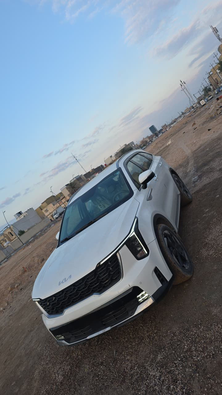 السلام عليكم 
 كيا سورينتو (للبيع) 
موديل 2024 
ماشيه 48 الف 

_____________

المواصفات 

الكشنات كهربائية
 
الكير ماوس وشفتات بالإستيرن 

الشاشه دجتل 

حساسات امامية وخلفية 

الهاند بريك دكمة

اوتو هولد 

بصمة +تشغيل عن بعد 

6 سلندر 3500

واير لس

كار بلاي 

لد على طول دشبول السيارة 

شاشة اكترونية + كامرة

تبريد خلفي (قطعتين)

دشبول اكتروني متصل شاشة كاملة 

7 راكب  

وتحكم ستيرن بالجهتين 
____________________
الضرر 
ربع صندوق تحت الرقم صبغ 
چاملغ الأيمن الخلفي(ربع ) صبغ ومعجون خفيف .

الجاملغ الأيمن شبر بارد وصبغ

الچاملغ الأيسر ضفر بارد 

هذا فقط ضررها 

السيارة سعرها 300 وبيها مجال للشراي وحك الجية .!
الرقم :***********
