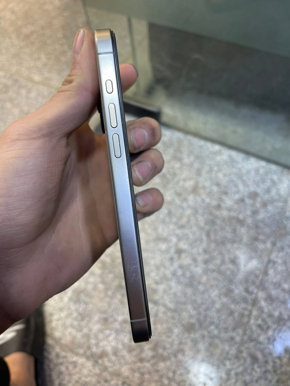 سلام عليكم 
آيفون 15 برو ماكس 
جهاز نضيف كلش 
مبدل فقط شاشه اصلي
جهاز استعماله حلو كلش 
ذاكرة 256
بطاريه 99 
عدد دورات 18
السعر 800 وبي مجال 
مكان الامين الثانيه 
رقم ***********
وتدللون
