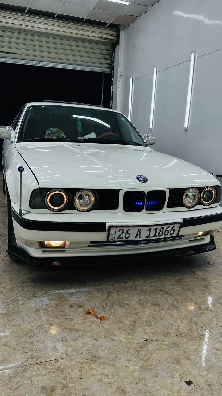 السلام عليكم بي ام 525 نضيفه بمعنه الكلمه ومرتبه كلش رقم جديد هزه جديده بسمي تحويل ثانيوم مكينه 20 مفتوح اي نقص مابيها السعر55 وبيها مجال*********** اتصال وهسه عليها ويل m
